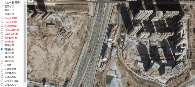 卫星在线地图内置了Google地图，还有HereMap、Bing、ArcGIS、高德地图和腾讯地图等多种地图服务，支持在线查看地形和建筑等