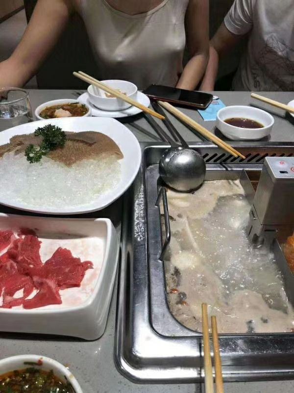 今晚出去吃火锅，不更了