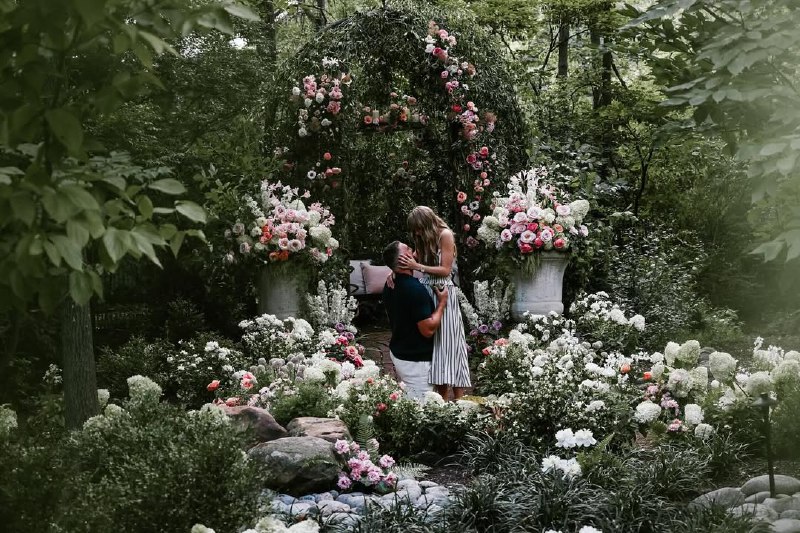 #热门资讯Taylor Swift 官宣订婚男方：特拉维斯·凯尔斯 (Travis Kelce)，1989年10月5日出生于美国俄亥俄州韦斯特莱克，美国职业美式橄榄球运动员，他被认为是有史以来最伟大的近端锋之一，8次入选职业碗，4次入选全明星（All-Pro）第一阵容