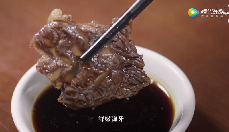 #影视分享 《寻味东莞》《风味人间》第二季刚结束，腾讯纪录片频道就上线了新的美食纪录片，这是类似《寻味顺德》的城市美食纪录片，镜头对准的城市是东莞，关于东莞这座城市，大家了解的更多是这里以前的服务业，美食在服务业前显得没那么明显，如果你喜欢广式美食，可以看看